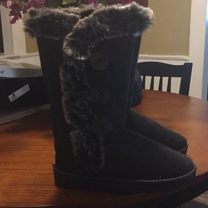 Boots with fur trim